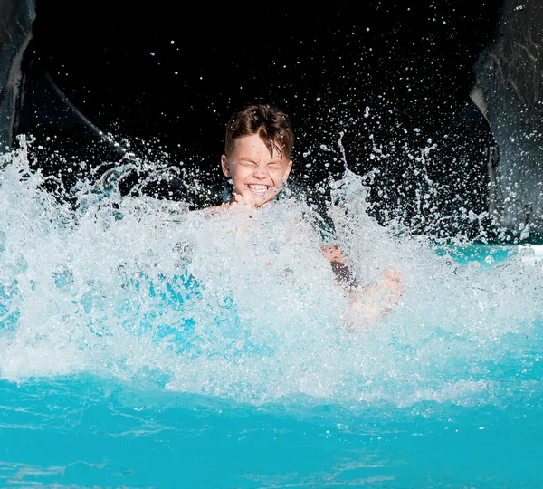 Pojke på aqua park — Stockfoto