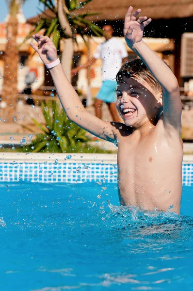 Niño en el parque acuático — Foto de Stock