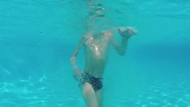 Ragazzo in piscina — Video Stock