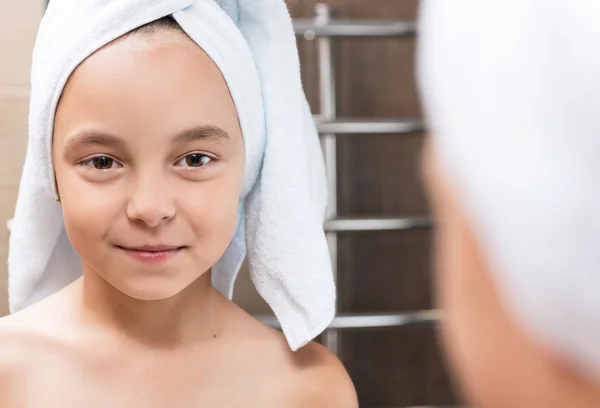 Enfant dans la salle de bain — Photo