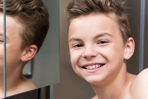 Child in bathroom — Stock Photo, Image