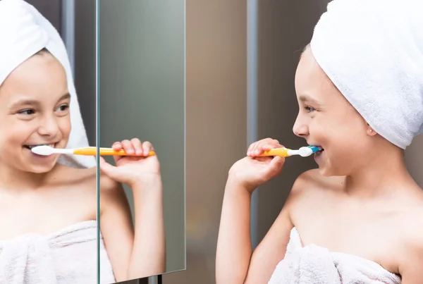 Child in bathroom — Stock Photo, Image