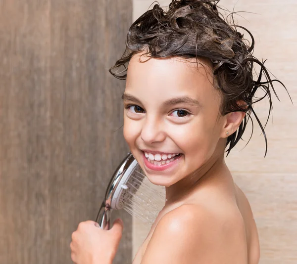 Kind unter der Dusche — Stockfoto
