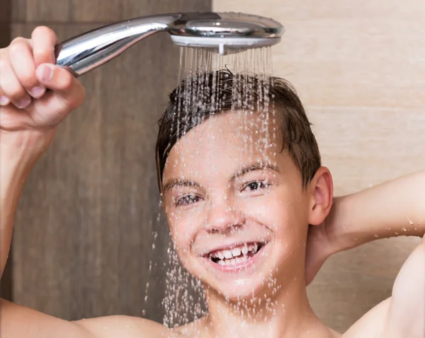 Kind unter der Dusche — Stockfoto