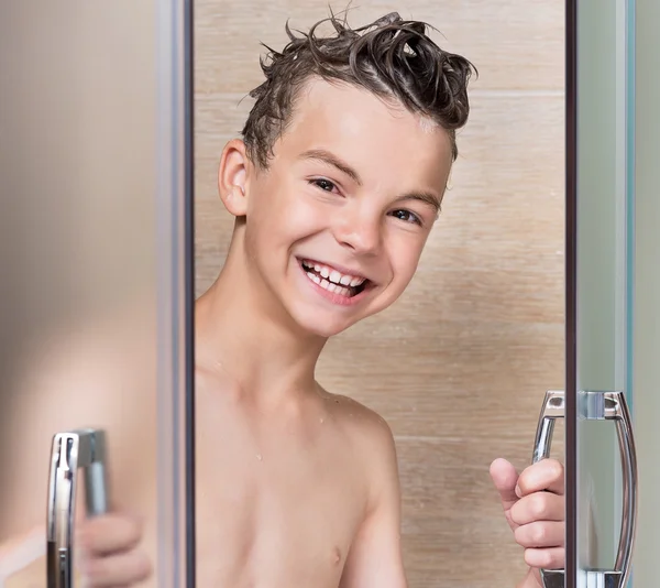 Niño en la ducha — Foto de Stock