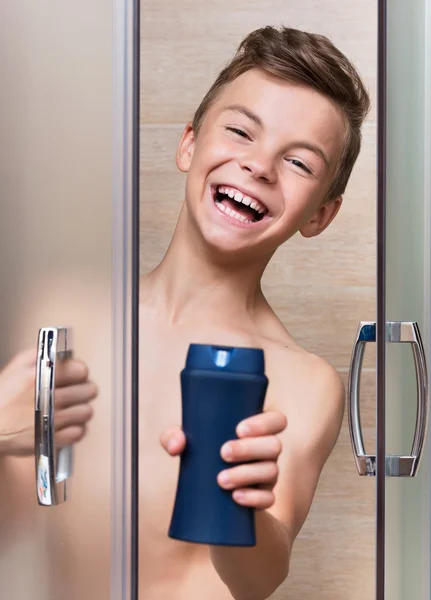 Criança no chuveiro — Fotografia de Stock