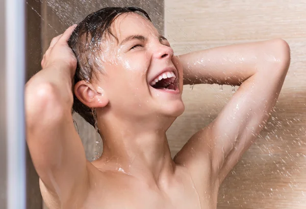 Kind unter der Dusche — Stockfoto