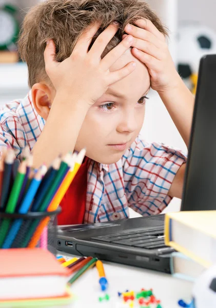 Pojke med bärbar dator — Stockfoto
