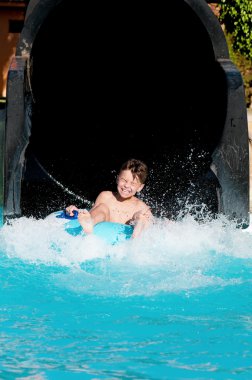 Çocuk su kaydırağı gidiyor