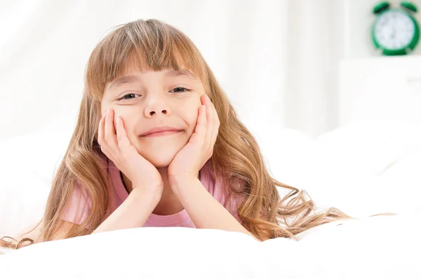 Klein meisje wakker in haar bed — Stockfoto