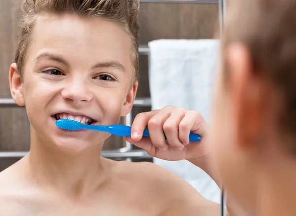 Adolescente chico cepillarse los dientes — Foto de Stock