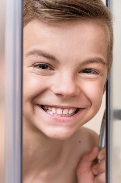 Teen pojke i badet — Stockfoto