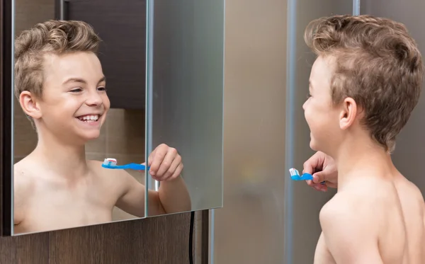 十代の少年が彼の歯を磨く — ストック写真