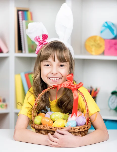 Κοριτσάκι με καλάθι με αυγά του Πάσχα — Φωτογραφία Αρχείου