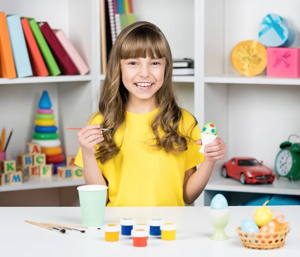 Κοριτσάκι με βούρτσα αυγά χρωματισμό για το Πάσχα — Φωτογραφία Αρχείου