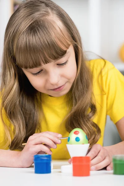 Kleines Mädchen mit Pinsel Eier färben für Ostern — Stockfoto