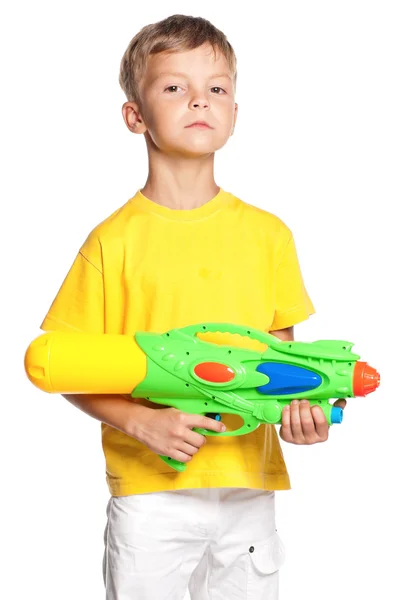 Niño con pistola de agua de plástico —  Fotos de Stock