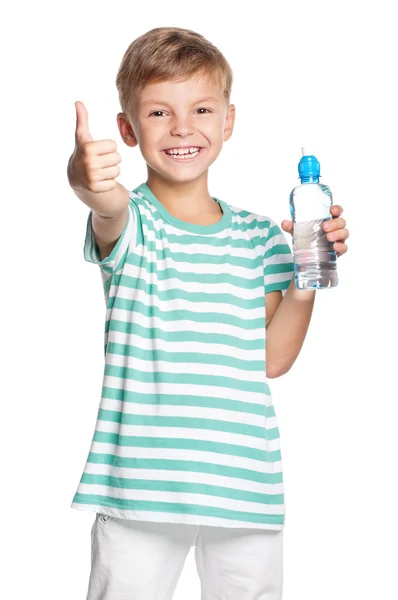 Gelukkige jongen met flesje water — Stockfoto