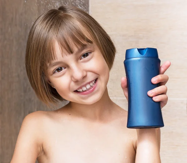 Klein meisje in de badkamer — Stockfoto