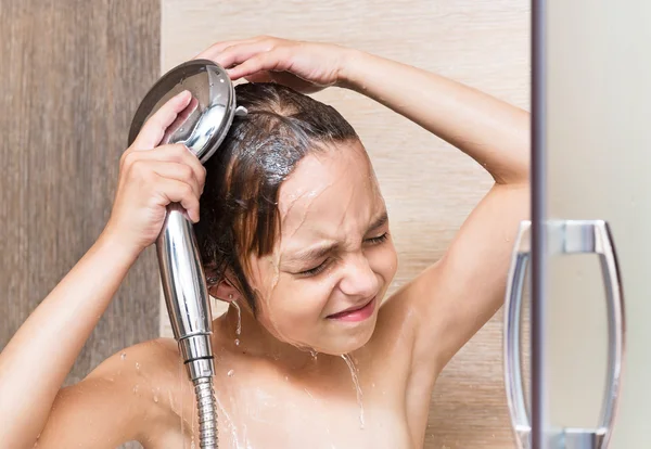 Kleines Mädchen im Badezimmer — Stockfoto