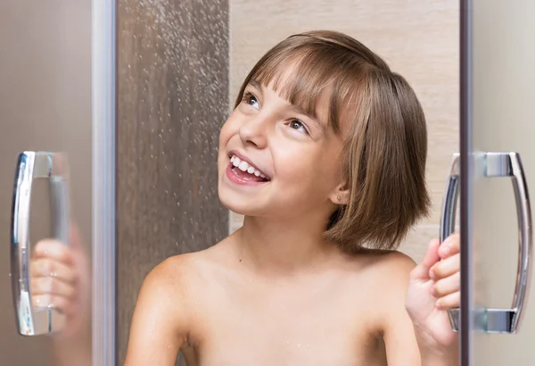 Kleines Mädchen im Badezimmer — Stockfoto