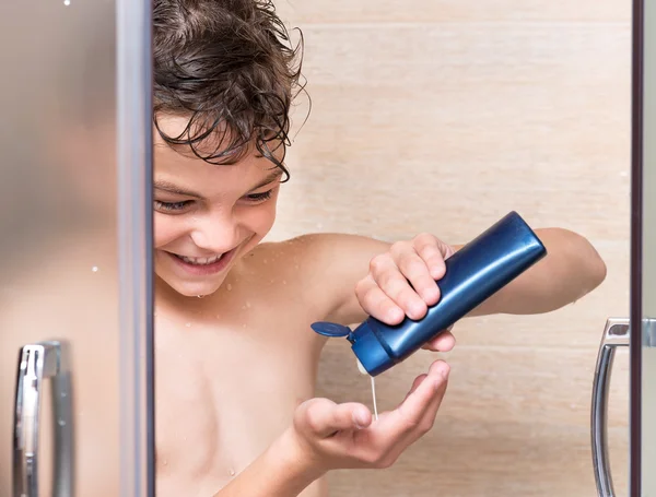 Teenager junge im die badezimmer — Stockfoto