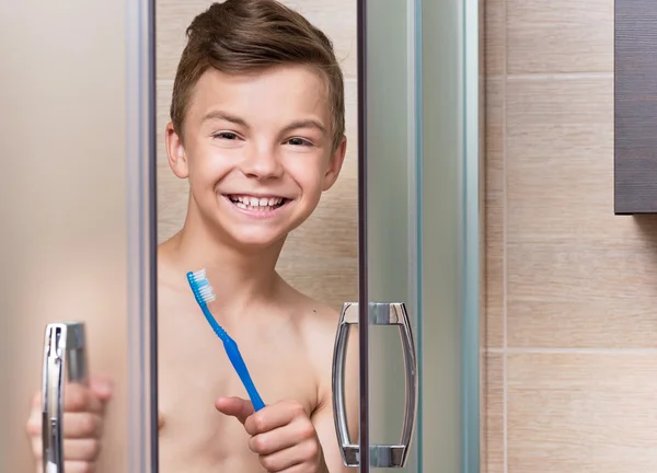 Adolescent garçon dans l 'salle de bain — Photo