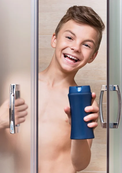 Teenager junge im die badezimmer — Stockfoto