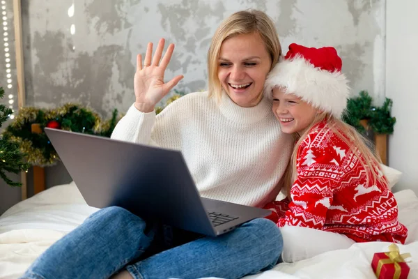Boże Narodzenie online rodzina gratulacje. Uśmiechnięta europejska blondynka matka i córka korzystające z tabletu komórkowego do rozmów wideo — Zdjęcie stockowe