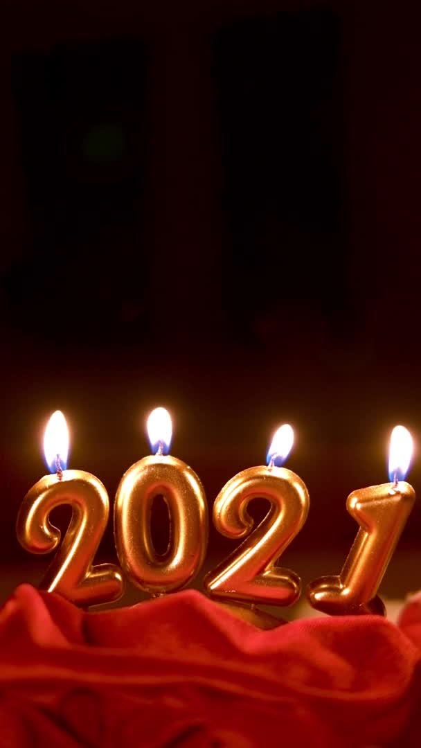 Gott nytt år 2021 firande. Guldbrinnande ljus i form av siffror 2021 på festlig jul bakgrund. Vertikal video. Copyspace för text — Stockvideo