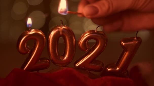 Luzes de mão velas douradas na forma de 2021. Ouro queimando velas no fundo festivo do Natal. Feliz Ano Novo 2021 celebração. — Vídeo de Stock