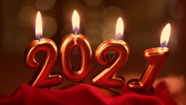 Feliz Año Nuevo 2021 celebración. Las velas doradas que arden en forma de los números 2021 sobre el fondo de fiesta de Navidad — Vídeos de Stock