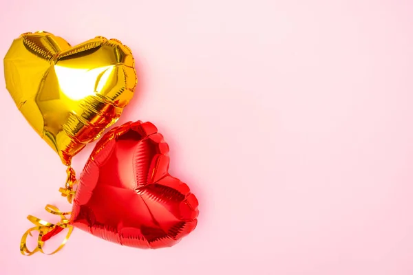 Красные и золотые сердца фольга шары верхний вид на розовый День святого Валентина фоне. Copyspace — стоковое фото