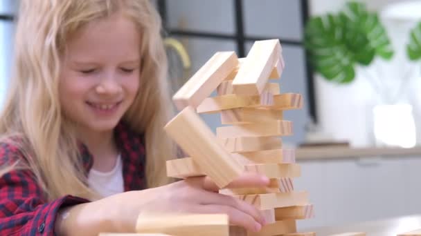 4k enfants jouant jeu tour de retrait de bloc en bois à la maison. Blonde fille et garçon s'amuser ensemble - Jeu de société et les enfants concept de loisirs — Video