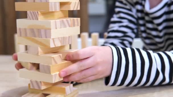 4k gyerekek játszanak fa blokk eltávolító torony játék otthon. Szőke lány és fiú szórakozás együtt - társasjáték és a gyerekek szabadidős koncepció — Stock videók