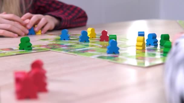 4k Board játék és a gyerekek szabadidős koncepció - gyerekek játszanak faforgács emberek figura a gyermekek asztali játék otthon — Stock videók