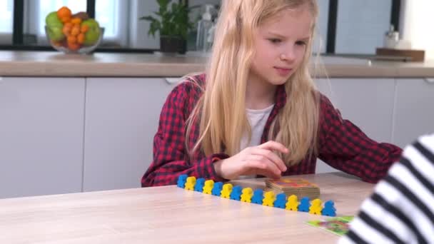 4k Brettspiel und Kinder Freizeitkonzept - Kinder spielen Hackschnitzel Menschen Figur in Kinder Tischspiel zu Hause — Stockvideo