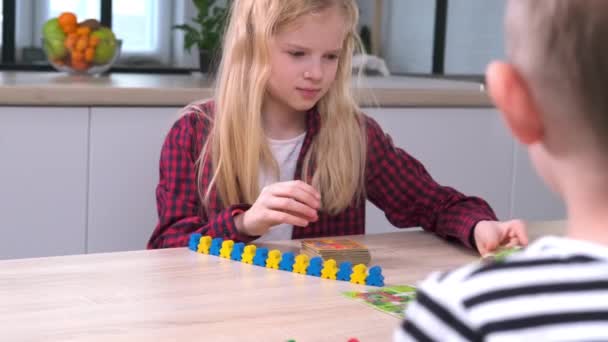 Jeu de société 4k et concept de loisirs pour enfants - les enfants jouent aux copeaux de bois que les gens représentent dans le jeu de table pour enfants à la maison — Video