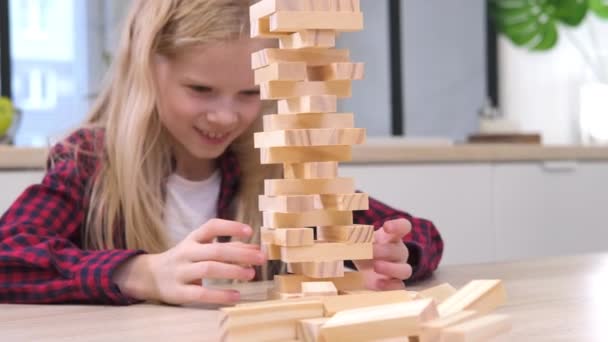 4k enfants jouant jeu tour de retrait de bloc en bois à la maison. Blonde fille et garçon s'amuser ensemble - Jeu de société et les enfants concept de loisirs — Video