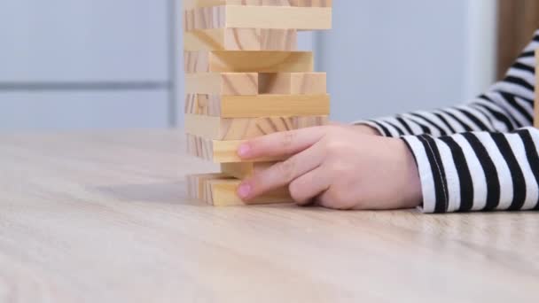 4k Kinder spielen Holzblock Entfernung Turm Spiel zu Hause. Blondes Mädchen und Junge haben Spaß zusammen - Brettspiel und Freizeitkonzept für Kinder — Stockvideo
