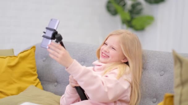 Meisje blogger influencer praten met volgers, live streaming, op zoek naar smartphone scherm thuis. selfie bellen vrienden — Stockvideo