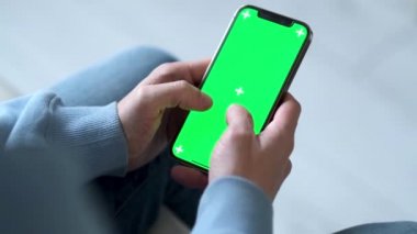 4 bin. iPhone 12 akıllı telefonu kullanan ve yeşil ekranı gören bir adam. Krom tuşuna basan online yazı yazan sosyal medyayı okuyan 24.04.21 St. Petersburg Rusya 'yı kapatıyor.