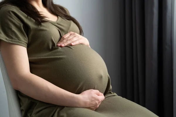 Embarazo saludable. Vista lateral mujer embarazada con el vientre grande embarazo avanzado en las manos. madre esperando bebé — Foto de Stock