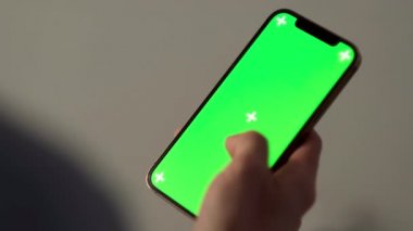 4 bin. iPhone 12 akıllı telefonu kullanan ve yeşil ekranı gören bir adam. Krom tuşuna basan online yazı yazan sosyal medyayı okuyan 24.04.21 St. Petersburg Rusya 'yı kapatıyor..