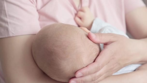 4k Újszülött Baba Kézfogás Anya, anya szoptatás megható baba apró kezét, hogy ő érzi a szeretetét, meleg és biztonságos. A csecsemő tejet iszik. Anyaság, család, születési koncepció — Stock videók