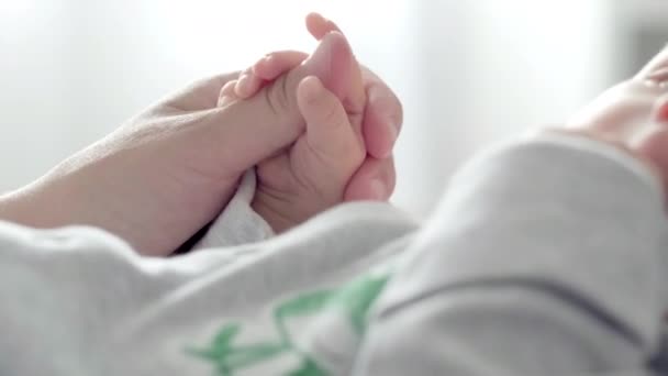 Mère tenant la main du nouveau-né 4k, maman touchant bébé petite main pour lui faire sentir son amour, chaud et en sécurité. Maternité, famille, concept de naissance — Video