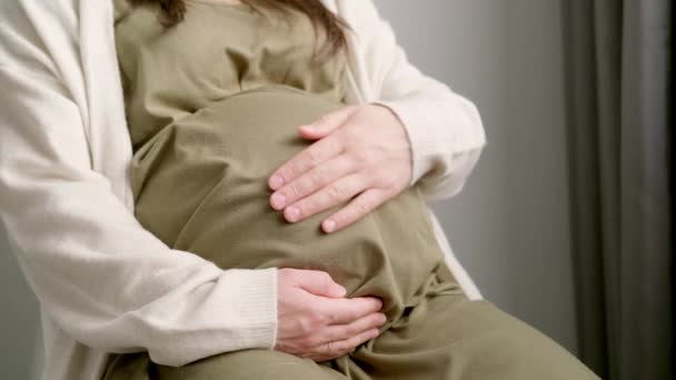 4k ciężarnej matki pieszczącej jej brzuch. Kobieta dotyka brzucha, czeka na dziecko. Przygotowanie do porodu, Dziewczyna duży brzuch zaawansowane ciąży. — Wideo stockowe