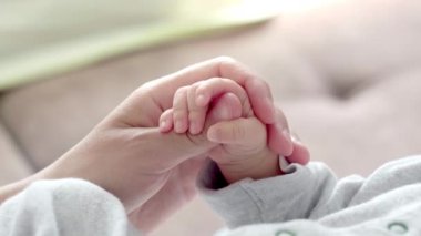 4k Yeni Doğmuş Bebek El Ele Tutuşan Anne, Anne minicik ellerine dokunarak ona sevgisini hissettirdi, sıcak ve güvenli. Annelik, aile, doğum kavramı