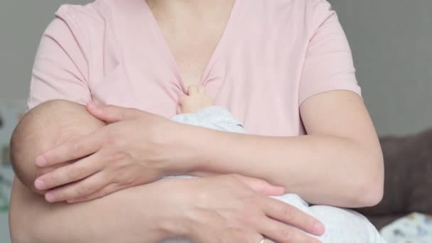 4k nouveau-né main tenant mère, maman allaitant touchant bébé petite main pour lui faire sentir son amour, chaud et en sécurité. Enfant qui boit du lait. Maternité, famille, concept de naissance — Video