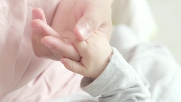 Mère tenant la main du nouveau-né 4k, maman touchant bébé petite main pour lui faire sentir son amour, chaud et en sécurité. Maternité, famille, concept de naissance — Video